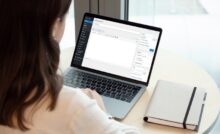 foto van een meisje dat een WordPress blog aan het invullen is